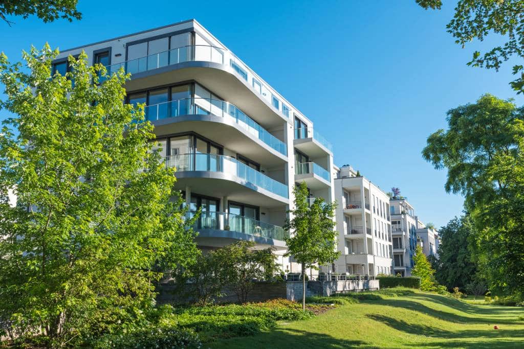 jardin immeuble copropriété espace vert entretien jardinage plantes nettoyage jardinier pelouse feuilles extérieur