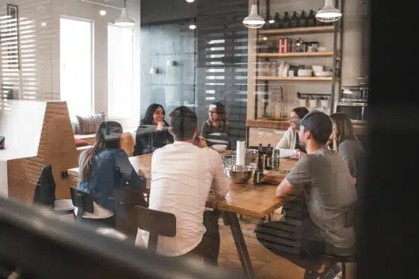 Équilibre entre intimité et interaction dans les bureaux à aires ouvertes