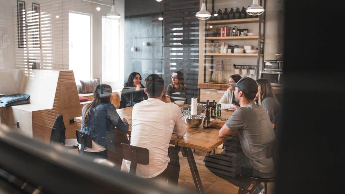 Équilibre entre intimité et interaction dans les bureaux à aires ouvertes