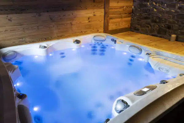 Comment maîtriser l’humidité créée par un spa en intérieur ?