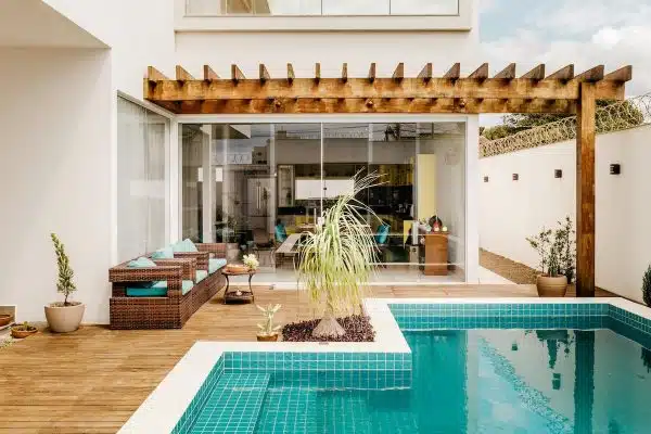 Les dernières tendances en matière de design de piscine pour votre oasis de détente