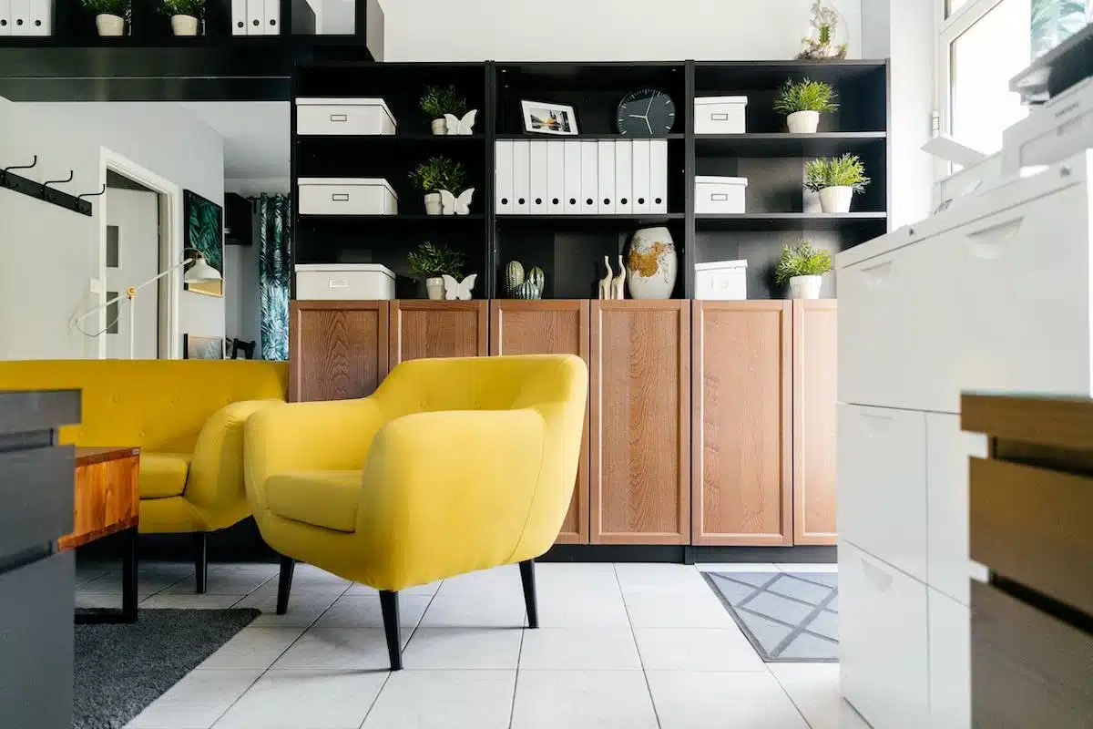 Les différentes nuances de papier peint scandinave jaune : trouvez celle qui vous correspond