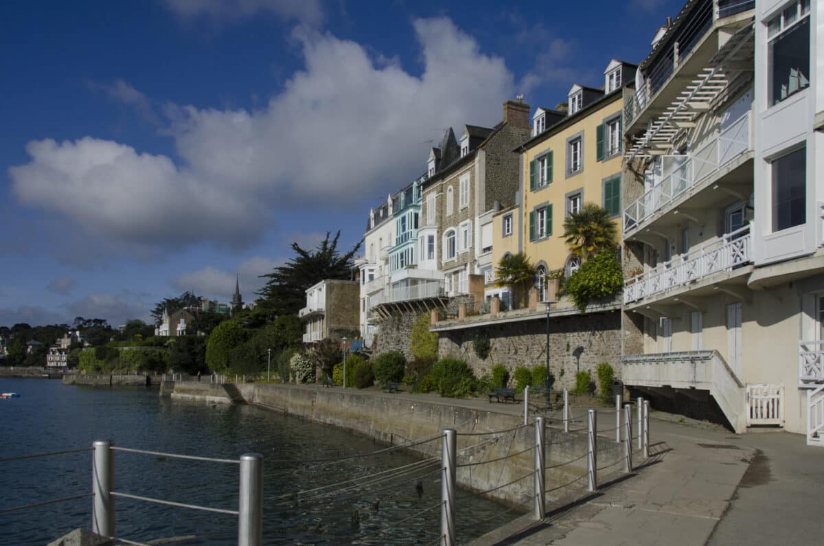 Investissement dans l’immobilier de luxe : pourquoi choisir la Bretagne ?