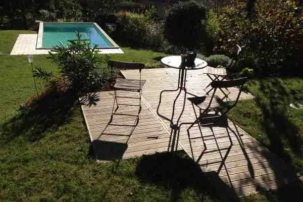 Comment faire pour mettre une piscine sur terrain en pente ?