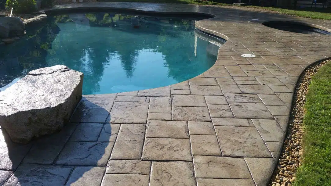 Comment faire une dalle de béton pour une piscine à niveau ?