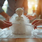 Main enveloppant une figurine en porcelaine fragile