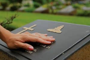 Quelle inscription sur une plaque funéraire ?