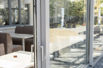 Fenêtre coulissante PVC sur mesure : ce qu'il faut savoir avant de se lancer