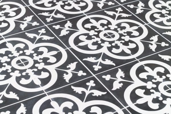 Tout en demandant ses carreaux de ciment