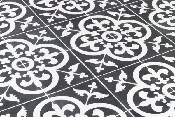 Tout en demandant ses carreaux de ciment