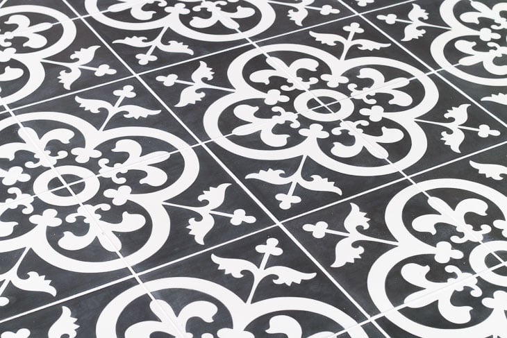 Tout en demandant ses carreaux de ciment