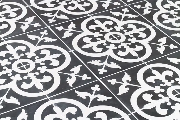 Tout en demandant ses carreaux de ciment