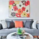 Un canapé et une table basse