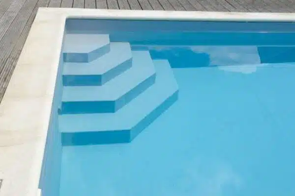 Escalier piscine hors sol : ce qu’il faut savoir avant d’acheter