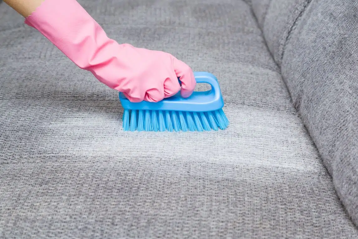 Comment nettoyer un canapé en tissu avec du bicarbonate de soude ?