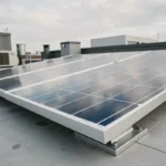 Panneau solaire biverre installé sur une toiture plate urbaine, vu en contre-plongée pour souligner la robustesse de sa double surface en verre trempé