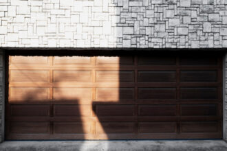 Porte de garage sectionnelle : pourquoi l'entretien régulier change tout ?