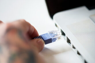 Prises téléphoniques et RJ45 : ce que la norme NF C 15-100 impose vraiment dans votre logement
