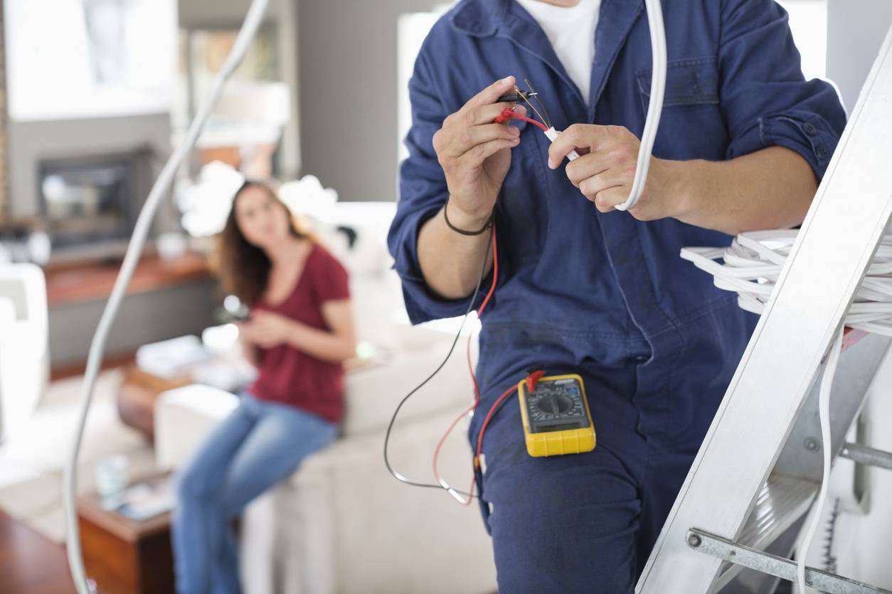 électricien professionnel à contacter avant d'emménager